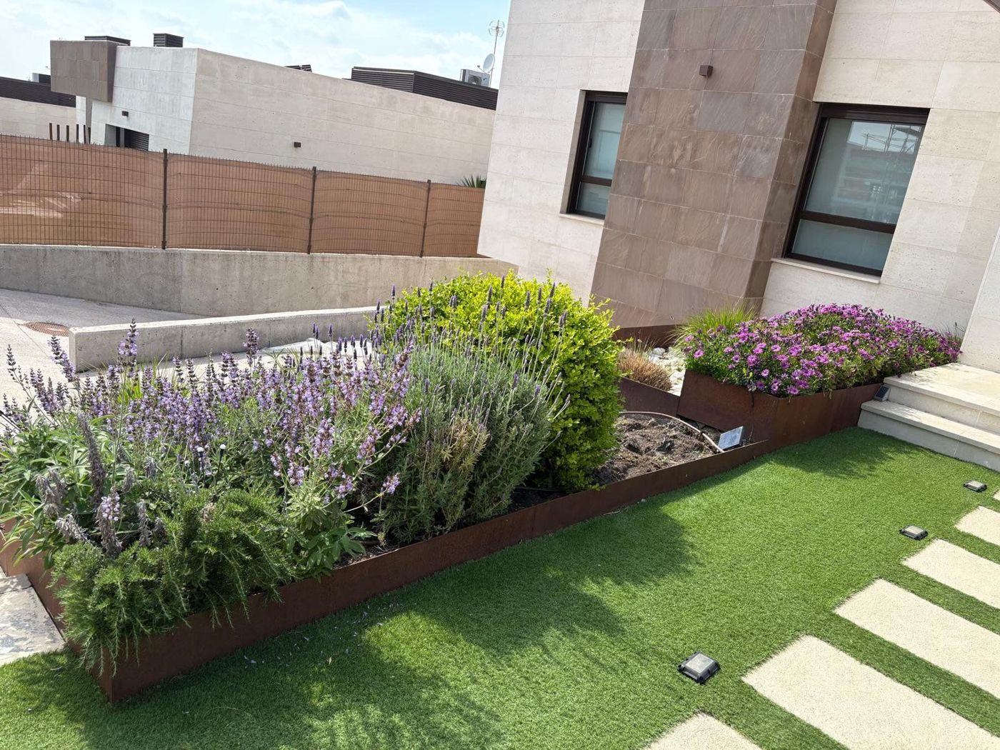 Jardín ajardinado en una localidad del noroeste de Madrid